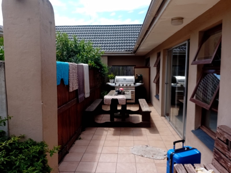 To Let 4 Bedroom Property for Rent in Bonza Bay Eastern Cape